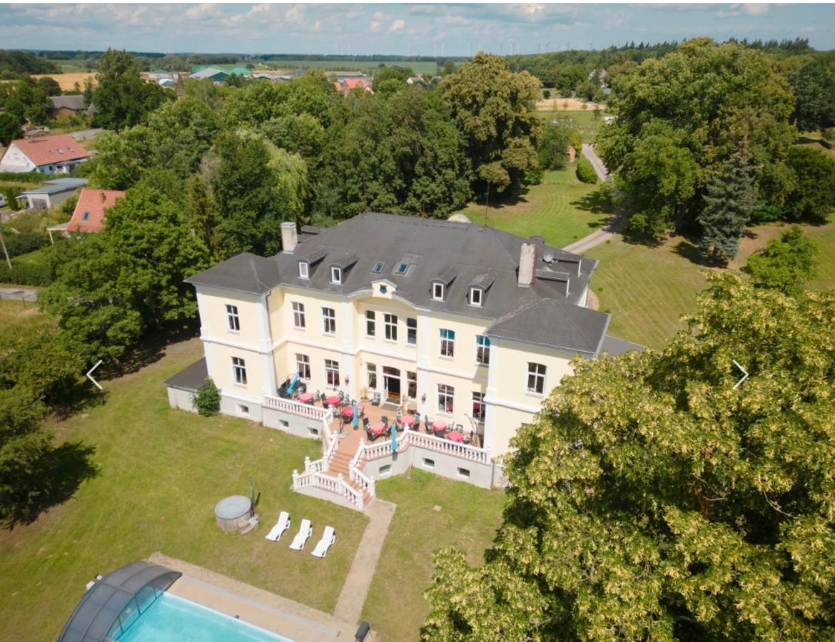 Schloss Schmuggerow Exterior photo